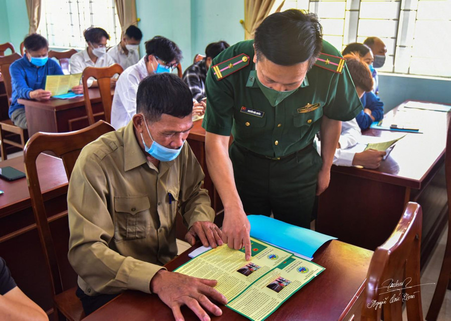 Chiến sĩ Đồn biên phòng Bắc Sơn tư vấn pháp luật cho đồng bào địa phương.