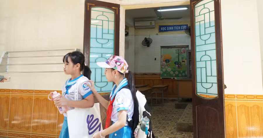 Phụ huynh khối 1 Trường Tiểu học Lê Lợi kiến nghị lên BGH nhà trường việc con em học ở dãy nhà cũ.