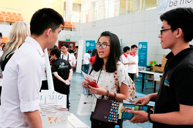 Sinh viên RMIT tìm hiểu thông tin việc làm tại triển lãm