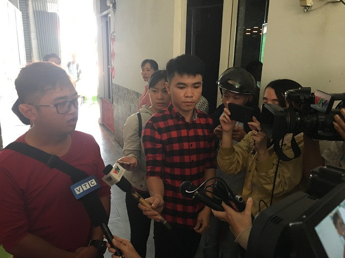 Chủ nhóm trẻ đang trao đổi với báo chí về sự việc diễn ra tại nhóm trẻ Ánh Sao Vàng