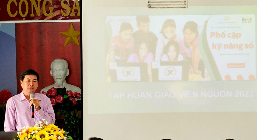 Thầy Nguyễn Thanh Hùng - Trưởng ban Tổ chức lớp tập huấn phát biểu khai mạc. Thầy Nguyễn Thanh Hùng - Trưởng ban Tổ chức lớp tập huấn phát biểu khai mạc.