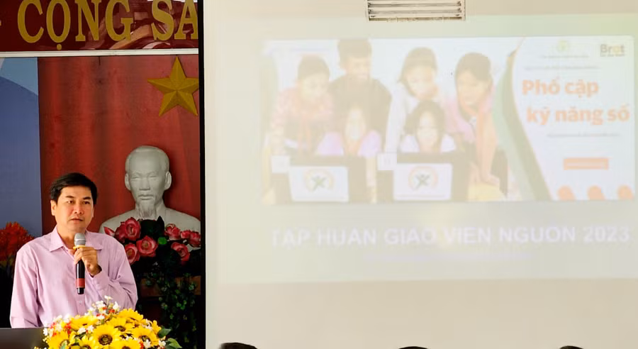 Thầy Nguyễn Thanh Hùng - Trưởng ban Tổ chức lớp tập huấn phát biểu khai mạc.