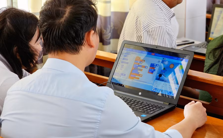 Học viên thực hành khi tham gia lớp tập huấn.