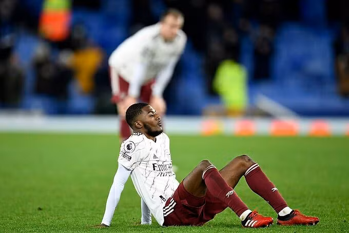 Cầu thủ Arsenal thất vọng khi để thua Everton 1-2.
