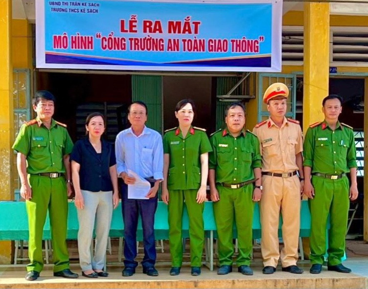 Ra mắt mô hình Cổng trường an toàn giao thông tại huyện Kế Sách, Sóc Trăng.