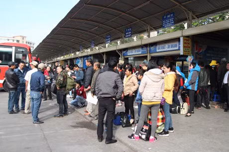 Ben xe My Dinh “vo tran”, hang nghin nguoi khong tim duoc duong ve que Tet duong lich - Anh 1