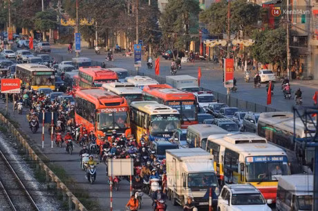Chum anh: Nguoi dan un un do ve que nghi le, duong pho Ha Noi tac nghen keo dai - Anh 4