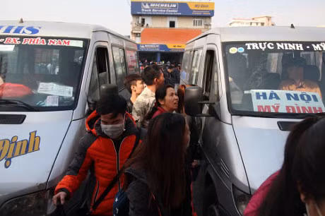 Ben xe My Dinh “vo tran”, hang nghin nguoi khong tim duoc duong ve que Tet duong lich - Anh 6