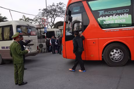 Ben xe My Dinh “vo tran”, hang nghin nguoi khong tim duoc duong ve que Tet duong lich - Anh 4