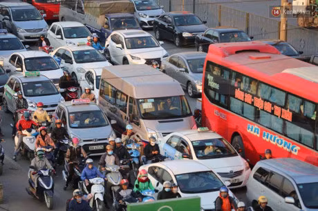 Chum anh: Nguoi dan un un do ve que nghi le, duong pho Ha Noi tac nghen keo dai - Anh 5
