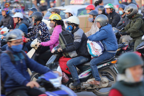 Chùm ảnh: Người dân ùn ùn đổ về quê nghỉ lễ, đường phố Hà Nội tắc nghẽn kéo dài - Ảnh 7 Chum anh: Nguoi dan un un do ve que nghi le, duong pho Ha Noi tac nghen keo dai - Anh 7