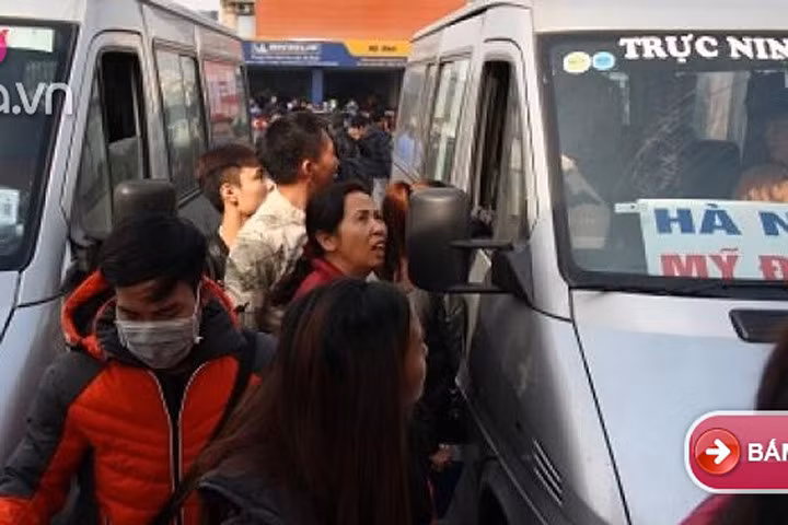 Bến xe Mỹ Đình “vỡ trận”, hàng nghìn người không tìm được đường về quê Tết dương lịch