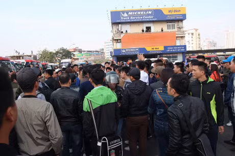 Ben xe My Dinh “vo tran”, hang nghin nguoi khong tim duoc duong ve que Tet duong lich - Anh 3