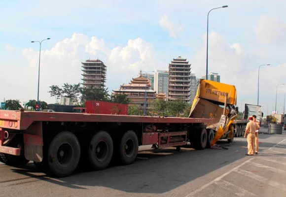 Hai cuộn thép lá hàng chục tấn từ ôtô rơi xuống đường, nhiều người hoảng loạn