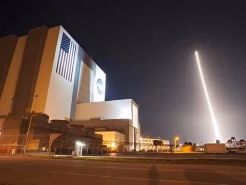 Tên lửa đẩy The United Launch Alliance Atlas V 401 vụt qua tòa nhà Complex tại Trung tâm Vũ trụ Kennedy ở Florida