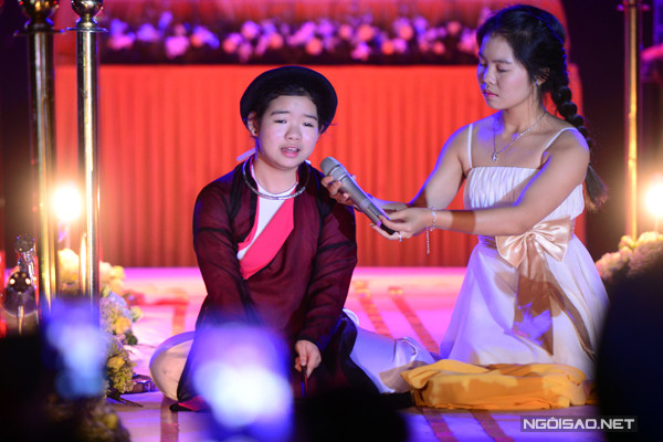 Vợ chồng Thanh Thanh Hiền - Chế Phong tỏ tình bằng âm nhạc trong hôn lễ ảnh 14 Hai con gái riêng của chị với chồng cũ cũng biểu diễn tiết mục chầu văn để mừng hạnh phúc cho mẹ.
