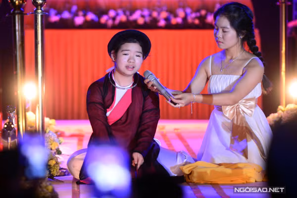 Hai con gái riêng của chị với chồng cũ cũng biểu diễn tiết mục chầu văn để mừng hạnh phúc cho mẹ.