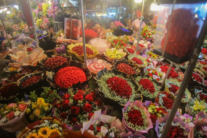 Đa dạng mẫu mã, loại hoa khiến người mua kẻ bán thoải mái lựa chọn. Ảnh: tienphong.vn.