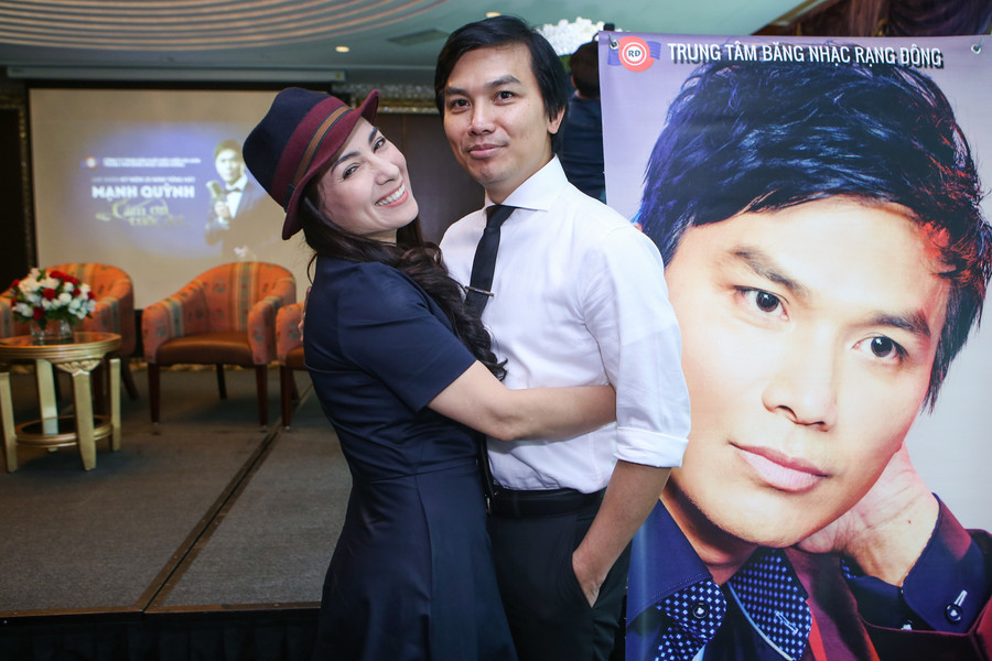 Trước câu hỏi của Phi Nhung, Mạnh Quỳnh bật cười rồi trả lời: “Diễn chung với nhau lâu như vậy không thể không có tình cảm, nhưng đó chỉ là thương chứ chưa từng vượt qua ngưỡng yêu". Sau đó, anh dí dỏm hẹn Phi Nhung ở "kiếp sau". Trước câu hỏi của Phi Nhung, Mạnh Quỳnh bật cười rồi trả lời: “Diễn chung với nhau lâu như vậy không thể không có tình cảm, nhưng đó chỉ là thương chứ chưa từng vượt qua ngưỡng yêu". Sau đó, anh dí dỏm hẹn Phi Nhung ở "kiếp sau".