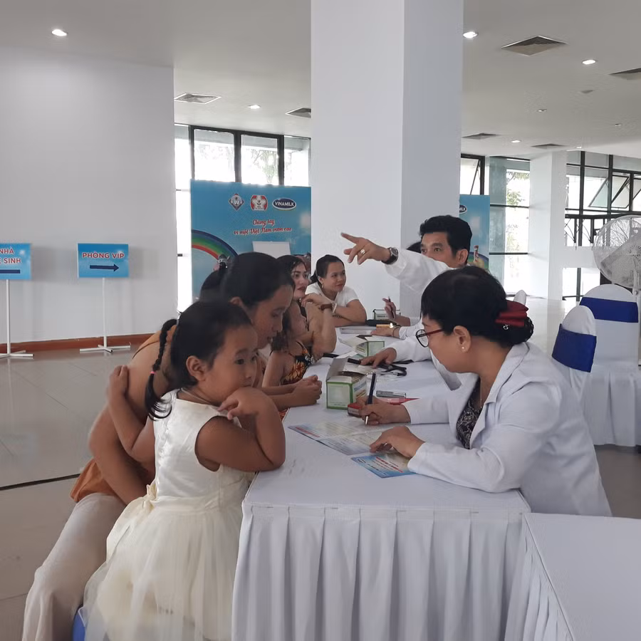 Bác sĩ thăm khám cho trẻ và thực hiện tư vấn dinh dưỡng trong Ngày hội Sữa học đường.