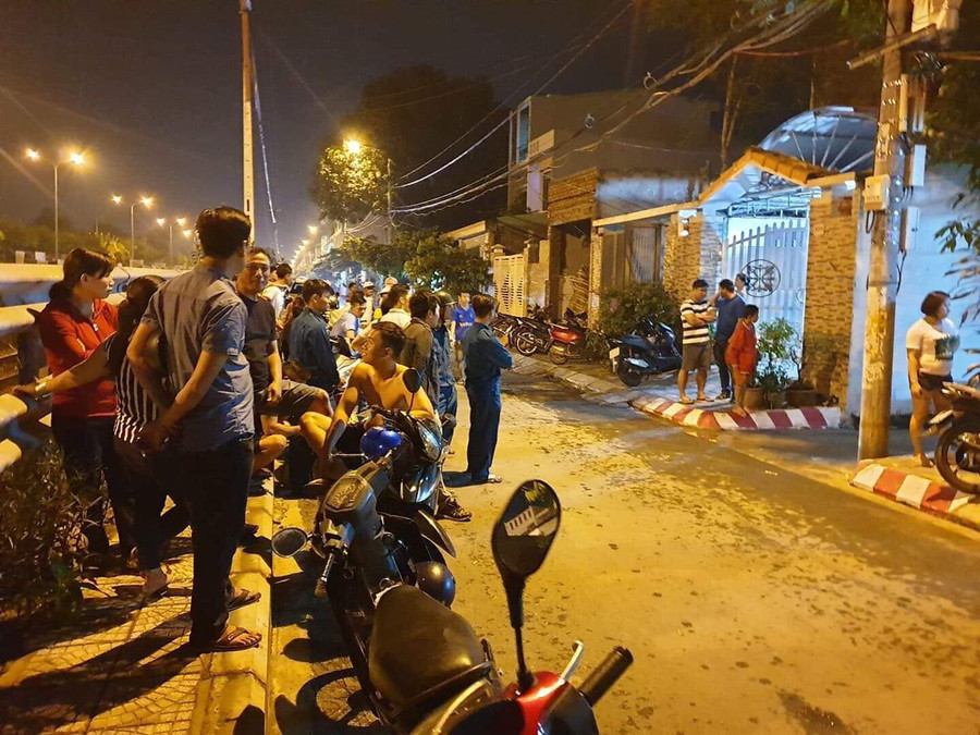 Rất đông người dân xung quanh khu vực tập trung trước nhà nạn nhân. Rất đông người dân xung quanh khu vực tập trung trước nhà nạn nhân.