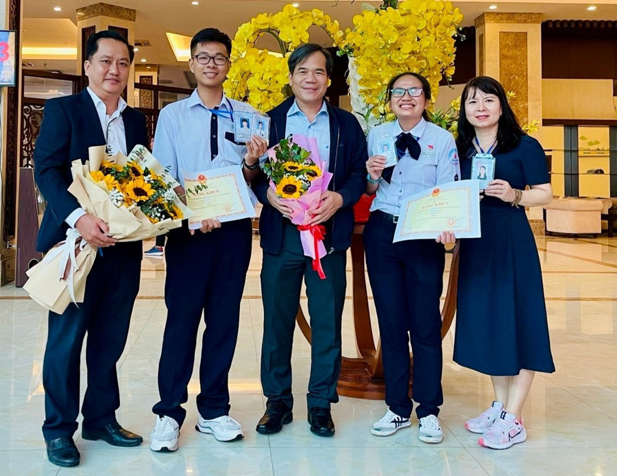 Lãnh đạo Sở GD&amp;ĐT TP Cần Thơ, thầy cô chúc mừng nhóm 2 học sinh Trường THPT chuyên Lý Tự Trọng đoạt giải Ba tại cuộc thi. Ảnh: Quốc Ngữ