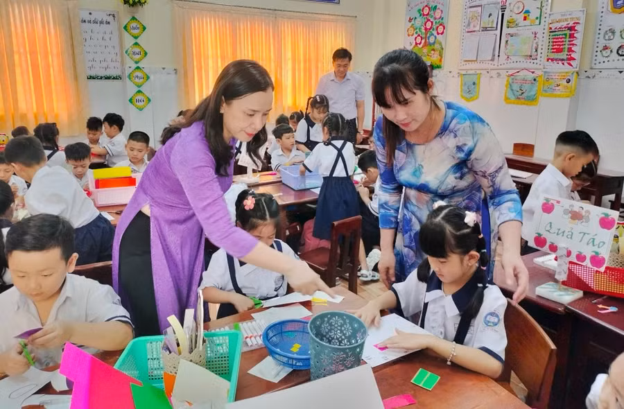 Giáo viên hướng dẫn học sinh thực hiện mô hình trong tiết học STEM. Ảnh: TG