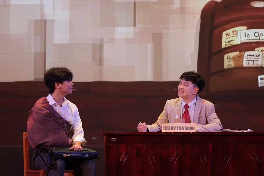 Một số phân cảnh trong tiểu phẩm “Đời thừa” được diễn viên lớp 11D nhập vai.