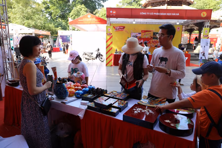 Nhiều vị khách nước ngoài tới Việt Nam cũng thích thú với các sản phẩm thuần Việt chất lượng cao tại đây.