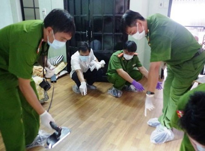 Tướng công an kể phút thuyết phục nghi phạm vụ thảm án ảnh 3 Công an điều tra khám nghiệm hiện trường bên trong căn nhà 6 nạn nhân bị sát hại.