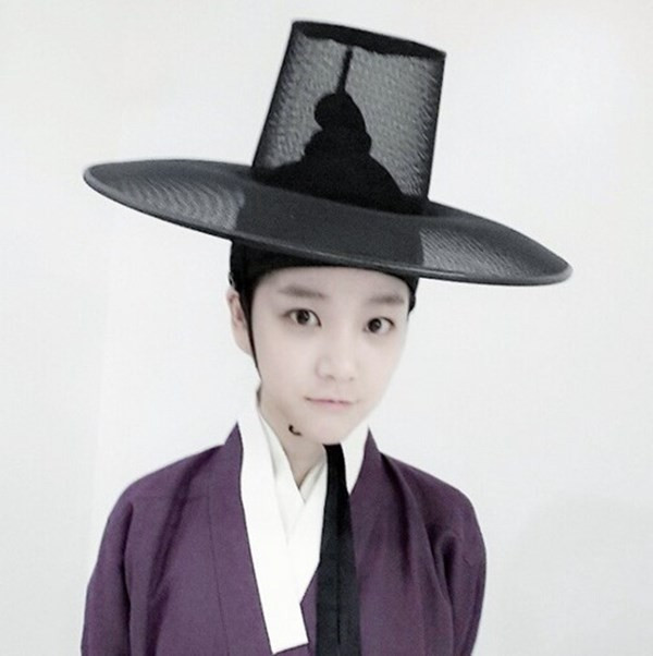 Scholar Who Walks the Night đang phát sóng trên kênh truyền hình MBC vào tối thứ tư và năm hàng tuần. Đảm nhận vai nữ chính Jo Yang Sun trong phim là mỹ nhân 9X Lee Yoo Bi. 4 mỹ nhân