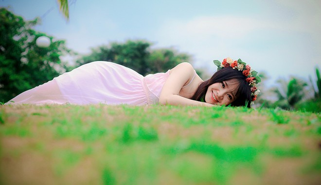 Xuất hiện trong bộ ảnh mới, 9X thu hút với vẻ đẹp trong sáng của tuổi mới lớn. Đặc biệt, trang phục và ý tưởng của những hình ảnh này đều là ý tưởng của cô gái 16 tuổi. Vẻ đẹp tinh khiết của