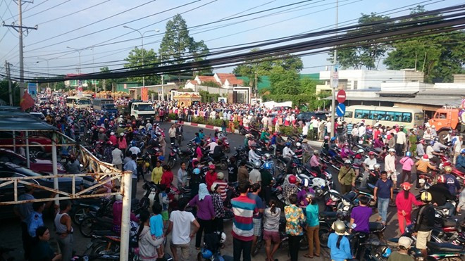 Hàng ngàn người dân tiễn đưa các nạn nhân xấu số vào sáng 11/7. Ảnh: T.N. Hàng ngàn người dân tiễn đưa các nạn nhân xấu số.