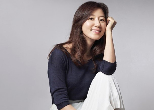 Dù đã 48 tuổi nhưng Kim Hee Ae vẫn là nữ diễn viên được các nhà sản xuất ưu ái. Cô được chọn đóng chính trong bộ phim truyền hình Mrs. Cop của đài SBS. Trong phim, Kim Hee Ae vào vai nữ cảnh sát trưởng tài năng và nhiệt huyết với nghề. 4 mỹ nhân