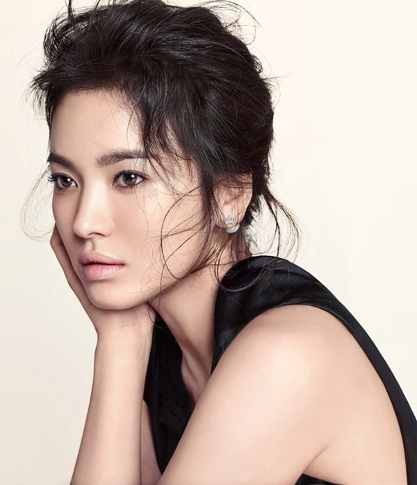 Sau hai năm kể từ bộ phim truyền hình ăn khách That Winter The Wind Blows, Song Hye Kyo tái ngộ khán giả truyền hình với bộ phim The Descendant of the Sun. Trong bộ phim này, người đẹp hóa thân thành nữ bác sĩ Kang Mo Yeon. Cô có chuyện tình cảm động với anh chàng Yoo Si Jin (Song Joong Ki). 4 mỹ nhân