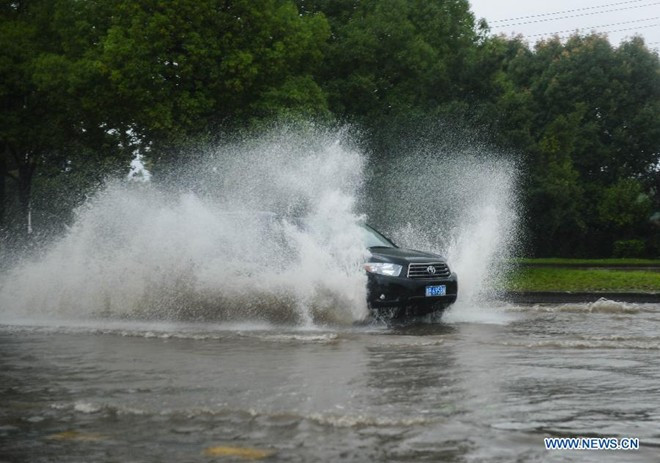 Trung Quốc đã sơ tán khoảng 865.000 người trước khi siêu bão Chan-Hom đổ bộ. Tại tỉnh láng giềng Giang Tô, giới chức đưa hơn 46.000 người tới nơi an toàn và yêu cầu 21.691 tàu quay về cảng. Nhiều chuyến bay cũng không thể diễn ra theo kế hoạch. Trước đó, siêu bão đã ập vào Philippines hồi đầu tuần, khiến 5 người chết. Nó cũng tấn công Đài Loan và Nhật Bản, gây ra thiệt hại nhỏ và khiến ít nhất 22 người bị thương. Ảnh: Tân Hoa Xã Trước đó, Trung Quốc đã sơ tán khoảng 865.000 người trước khi siêu bão Chan-Hom đổ bộ. Tại tỉnh láng giềng Giang Tô, giới chức đã đưa hơn 46.000 người tới nơi an toàn và yêu cầu 21.691 tàu quay về cảng. Nhiều chuyến bay cũng bị hủy bỏ.