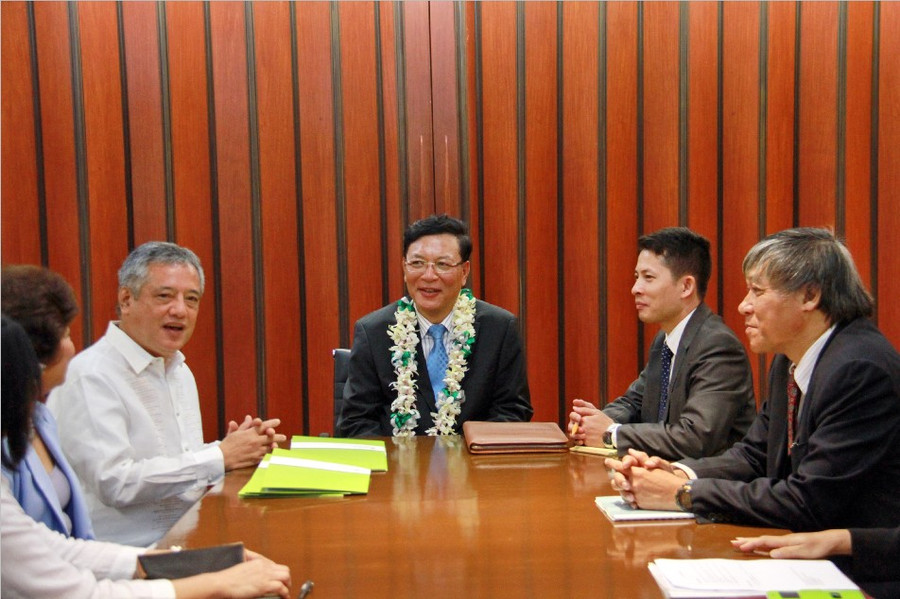 Bộ trưởng Phạm Vũ Luận trao đổi với Tiến sĩ Gil C. Saguiguit, Jr. - Giám đốc Trung tâm khu vực SEAMEO SEARCA Bộ trưởng Phạm Vũ Luận trao đổi với Tiến sĩ Gil C. Saguiguit, Jr. - Giám đốc Trung tâm khu vực SEAMEO SEARCA