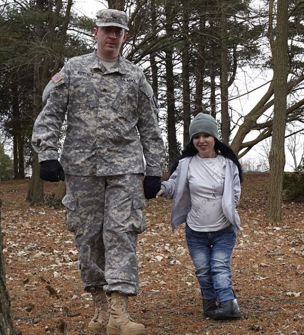 Nhờ làm nghề vũ nữ mà Kat quen được bạn trai hiện tại. Chuyện tình đũa lệch của vũ nữ cao 1,19 m và chàng 1,83 m