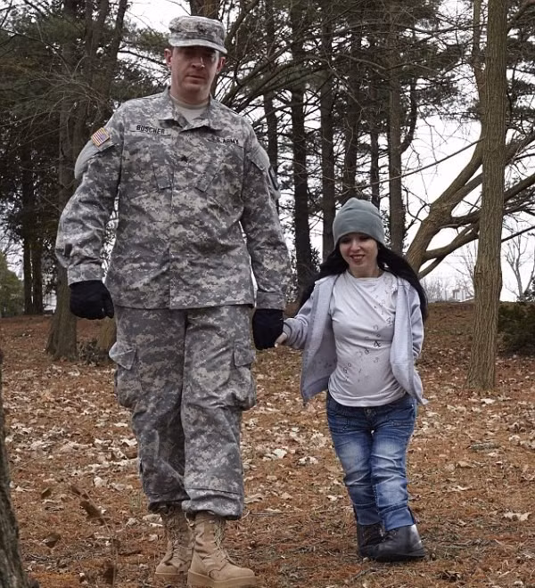 Chuyện tình đũa lệch của vũ nữ cao 1,19 m và chàng 1,83 m