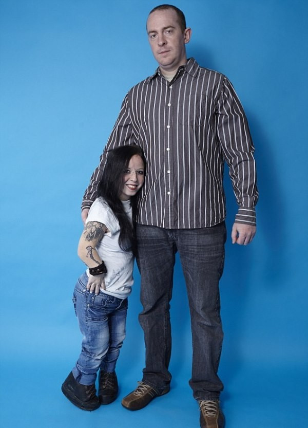 Cặp đôi gây chú ý vì có chiều cao quá khác biệt. Chuyện tình đũa lệch của vũ nữ cao 1,19 m và chàng 1,83 m