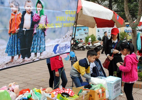 Học sinh tiểu học bán hàng lấy tiền giúp bạn vùng cao