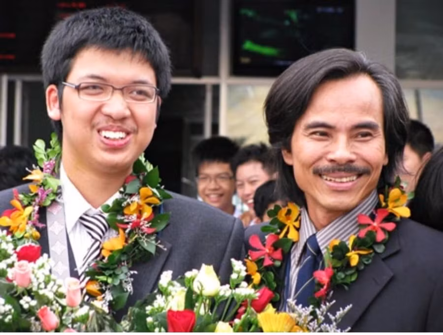 Hoàng Lê Phương và thầy giáo Ngô Ngọc Thủy (ảnh chụp năm 2011)