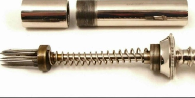 3. Dụng cụ lấy máu. Đây là một công cụ phổ biến để lấy máu trong lĩnh vực y tế. Dụng cụ lấy máu này được phát minh chủ yếu cho các phẫu thuật ở mắt và tai. Các bác sĩ sẽ quay ống xi lanh cỡ lớn này và trích một vết thương trên da bệnh nhân sau đó sử dụng xi lanh hút chân không để lấy máu. Những dụng cụ y tế đáng sợ nhất trong lịch sử