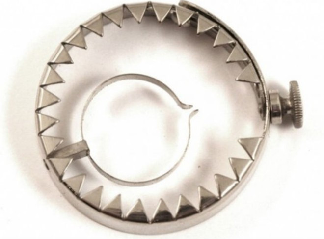 6. Dụng cụ ngăn thủ dâm. Thủ dâm từng được coi là một triệu chứng của căn bệnh "mộng tinh" có thể gây mù mắt, chậm phát triển, thậm chí tử vong đột ngột. Thiết bị này được phát minh để ngăn chặn thảm họa này ở nam giới. Những dụng cụ y tế đáng sợ nhất trong lịch sử