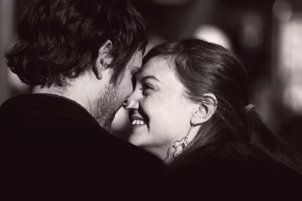 Đàn ông yêu vợ sẽ quan tâm đến suy nghĩ của vợ. Ảnh minh họa: Internet&nbsp;