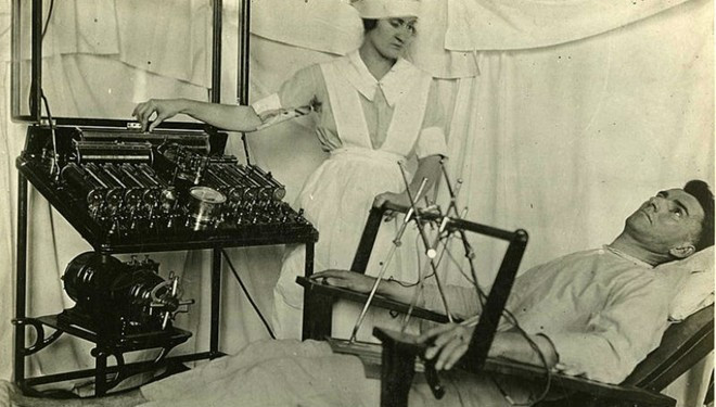 8. Ghế bergonic. Đây là một trong những phát minh sớm nhất được sử dụng để điều trị rối loạn thần kinh, chủ yếu thử nghiệm trên các bệnh nhân tâm thần phân liệt và các cựu chiến binh chiến tranh bị rối loạn bằng liệu pháp điện giật. Những dụng cụ y tế đáng sợ nhất trong lịch sử