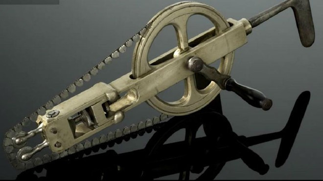 4. Dụng cụ phẫu thuật xương. Dụng cụ này có hình dạng giống phiên bản nhỏ hơn của chiếc cưa tay. Ban đầu nó được thiết kế để khoan xương hay mổ hộp sọ. Mãi sau này y học tiến bộ, công cụ này chỉ được dùng trong phẫu thuật cưa tay, chân. Những dụng cụ y tế đáng sợ nhất trong lịch sử