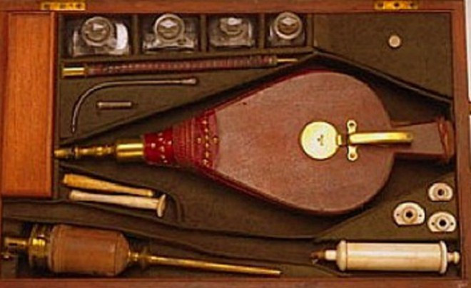 5. Dụng cụ thổi khói thuốc lá vào trực tràng. Được thiết kế để cứu các nạn nhân bị chết đuối, dụng cụ này được sử dụng bằng cách thổi khói thuốc lá vào trực tràng của người. Mặc dù nghe rất kỳ lạ, quái dị nhưng nó đã được áp dụng phổ biến và thường xuyên trong lịch sử. Những dụng cụ y tế đáng sợ nhất trong lịch sử