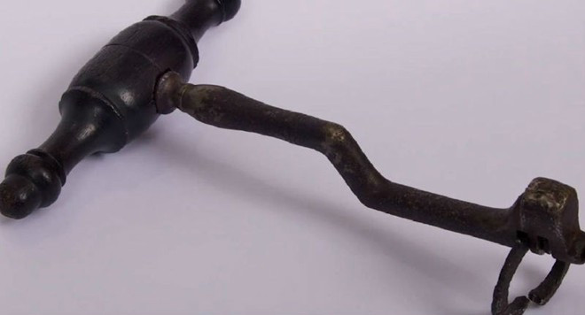 2. Kẹp nha khoa. Vào thế kỷ thứ 18, nha khoa là một thực tế cực kỳ tàn bạo. Chiếc kẹp nha khoa được phát minh để kẹp và lấy ra chiếc răng xấu bằng cách lắc và xoay. Chiếc răng đó, thậm chí cả gốc rễ của nó sẽ phải ra khỏi lợi nhanh chóng. Những dụng cụ y tế đáng sợ nhất trong lịch sử