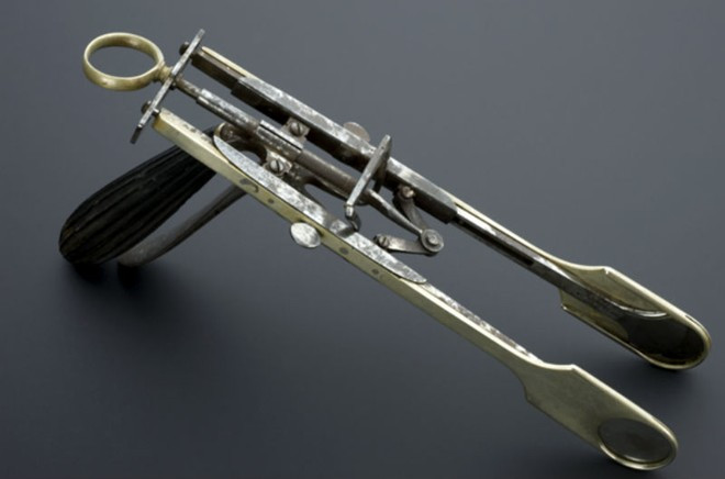10. Dụng cụ cắt amidan. Thiết bị này có hình dáng giống chiếc kéo dài để cắt bỏ amidan trong họng bệnh nhân vào cuối thế kỷ 19. Nhưng do tỷ lệ rủi ro xuất huyết cao, nên sau đó được thay thế bằng kẹp và dao trong thế kỷ 20. Những dụng cụ y tế đáng sợ nhất trong lịch sử